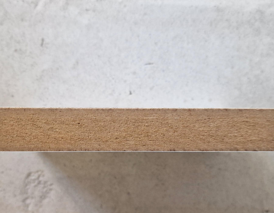 Το εσωτερικό μέρος ενός δείγματος MDF για έπιπλο μπάνιου